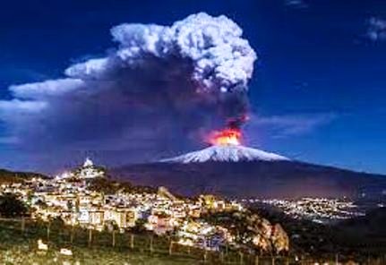 Si sveglia l’Etna: la colata di lava fa paura. Spettacolo notturno con escursioni per ammirare le colate !!