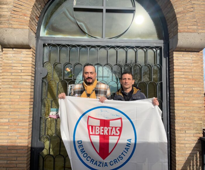 UN’AUTOREVOLE DELEGAZIONE DELLA DEMOCRAZIA CRISTIANA IN VISITA ALLA TOMBA DI ALDO MORO AL CIMITERO COMUNALE DI TORRITA TIBERINA.