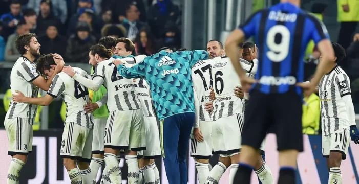 Colpaccio della Juve a Milano : Juve Inter 1 a 0. Juventus superlativa. Inter senza idee. Decide un gol di Kostic, nerazzurri scavalcati dalla Lazio al secondo posto. 