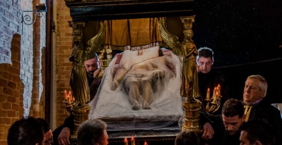 A Monteprandone(AP) la storica processione del Venerdì Santo torna tra i fedeli A Monteprandone(AP) la storica processione del Venerdì Santo torna tra i fedeli
