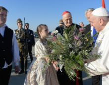 Il Santo Padre in Ungheria “Un avvenire pieno di culle non di tombe”. Il Santo Padre in Ungheria “Un avvenire pieno di culle non di tombe”.