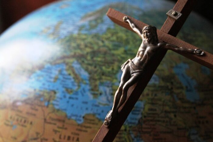 Parlamento Europeo apre una mostra della “Accademia degli stolti” con un inaccettabile oltraggio ai cristiani !