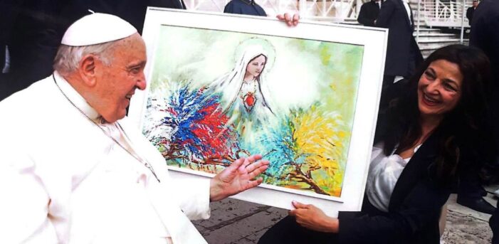 CONSEGNATO A PAPA FRANCESCO IL DIPINTO “MARIA CUORE IMMACOLATO” NEL CORSO DELL’UDIENZA CONCESSA ALL’ARTISTA MAESTRO DI LUCE PIETRA BARRASSO AUTORE DELLA SPLENDIDA ED APPREZZATA OPERA