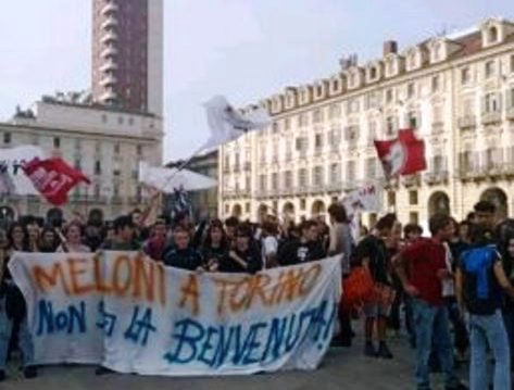 LA ASSAI “CALDA” ACCOGLIENZA RISERVATA A GIORGIA MELONI A TORINO !