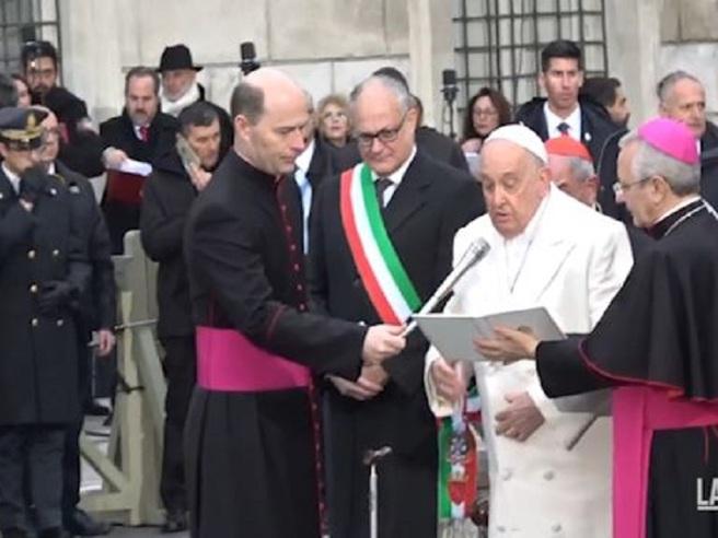 La supplica del Santo Padre Papa Francesco: “Affidiamo a Maria tutte le donne affinchè Lei asciughi le loro lacrime e quelle dei lori cari !”.