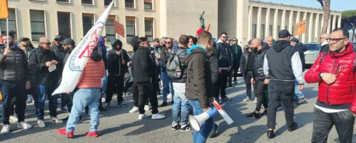 OLTRE 400 MARITTIMI DEL COMPARTO DI NAPOLI (CON L’APPOGGIO ANCHE DELLA DEMOCRAZIA CRISTIANA) HANNO MANIFESTATO DAVANTI ALLA SEDE CENTRALE DELL’INPS PER LA TUTELA DEI LORO DIRITTI