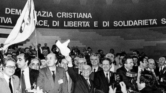 “QUANDO C’ERA LA D.C.”: SI INFITTISCONO SULLE SPIAGGE I DIALOGHI DI INIZIO ESTATE TRA GLI AMICI CON TANTA NOSTALGIA DELLA DEMOCRAZIA CRISTIANA ! “QUANDO C’ERA LA D.C.”: SI INFITTISCONO SULLE SPIAGGE I DIALOGHI DI INIZIO ESTATE TRA GLI AMICI CON TANTA NOSTALGIA DELLA DEMOCRAZIA CRISTIANA !