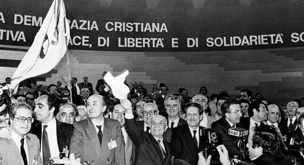 “QUANDO C’ERA LA D.C.”: SI INFITTISCONO SULLE SPIAGGE I DIALOGHI DI INIZIO ESTATE TRA GLI AMICI CON TANTA NOSTALGIA DELLA DEMOCRAZIA CRISTIANA ! “QUANDO C’ERA LA D.C.”: SI INFITTISCONO SULLE SPIAGGE I DIALOGHI DI INIZIO ESTATE TRA GLI AMICI CON TANTA NOSTALGIA DELLA DEMOCRAZIA CRISTIANA !