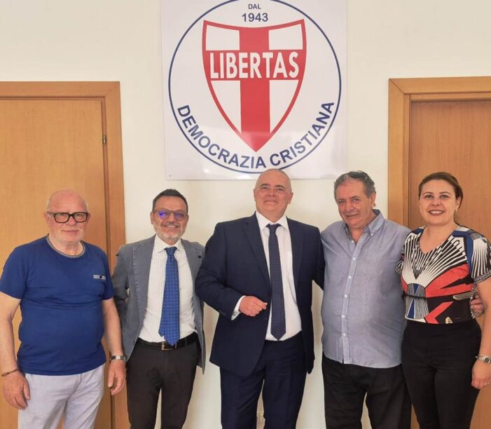 IL DOTT. LUIGI NOCERINO HA FATTO VISITA A BITONTO (BA) ALLO “SPORTELLO DEL CITTADINO” PROPOSTO DALLA DEMOCRAZIA CRISTIANA !