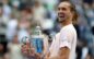 Zverev zittisce New York, Shelton battuto in 4 set. Per Sascha un 2026 pazzesco: è il secondo Slam ma vince senza Sinner in campo